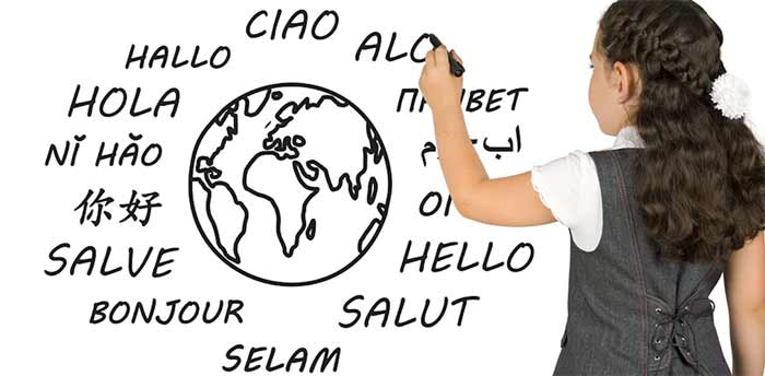 کودکی در حال تمرین زبان دوم