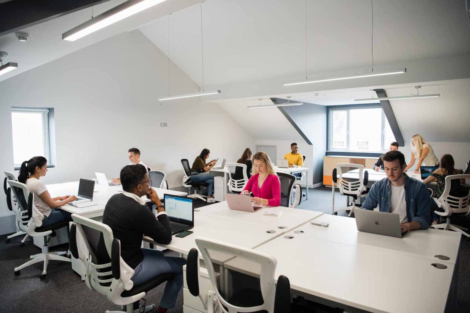 اجاره و رزرو میزکار اشتراکی