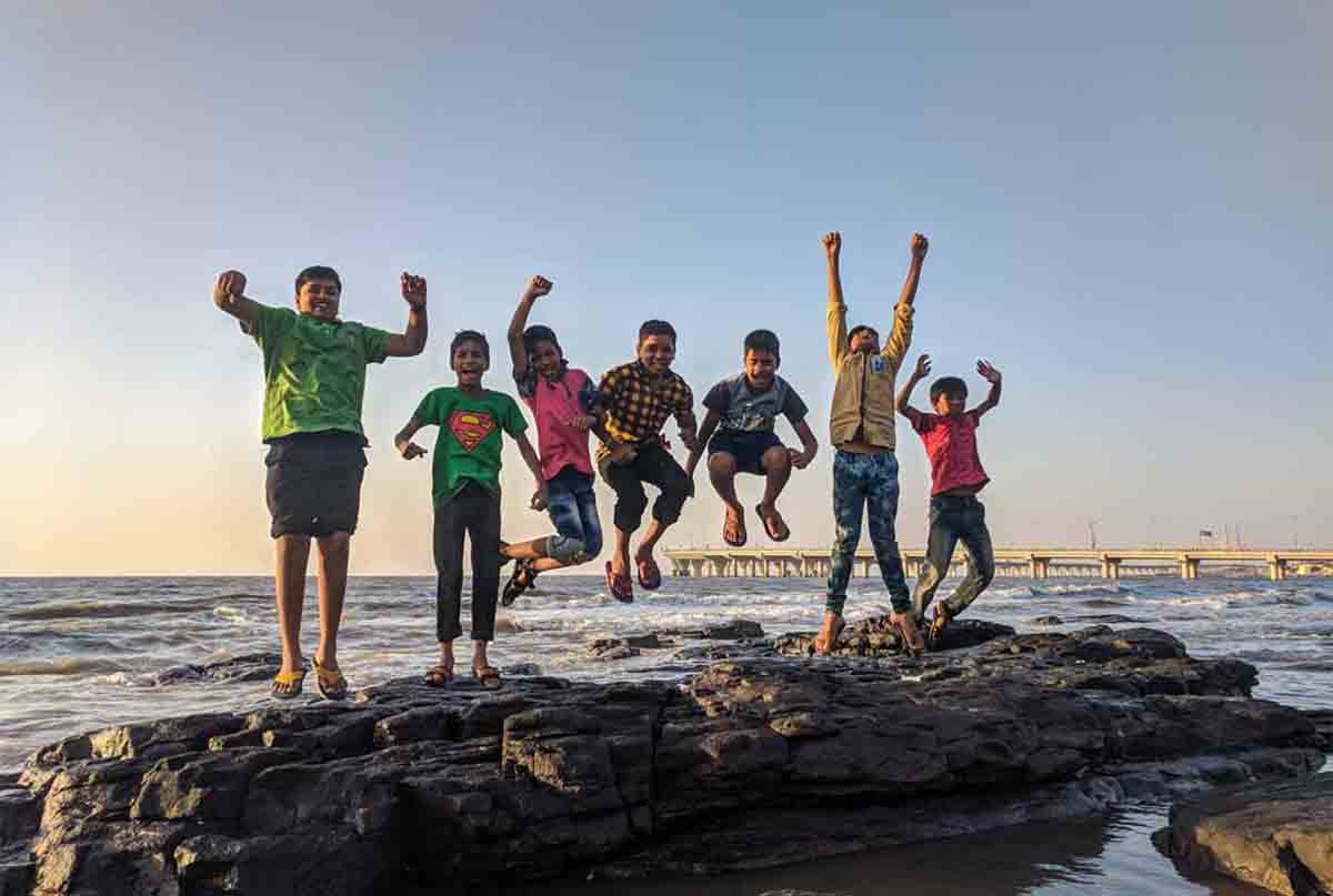 نوجوان ها در حال پریدن روی صخره نزدیک دریا 
