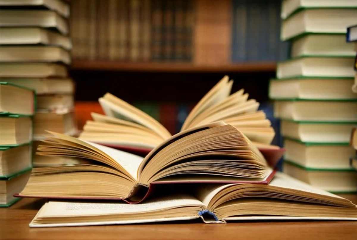 یک کتاب باز روی میز
