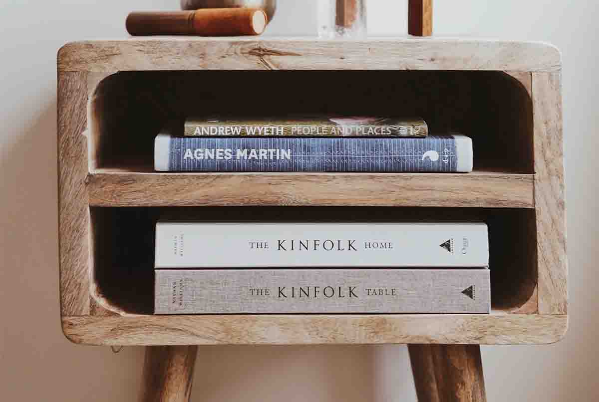 چند عدد کتاب تو میز چوبی خوشگل