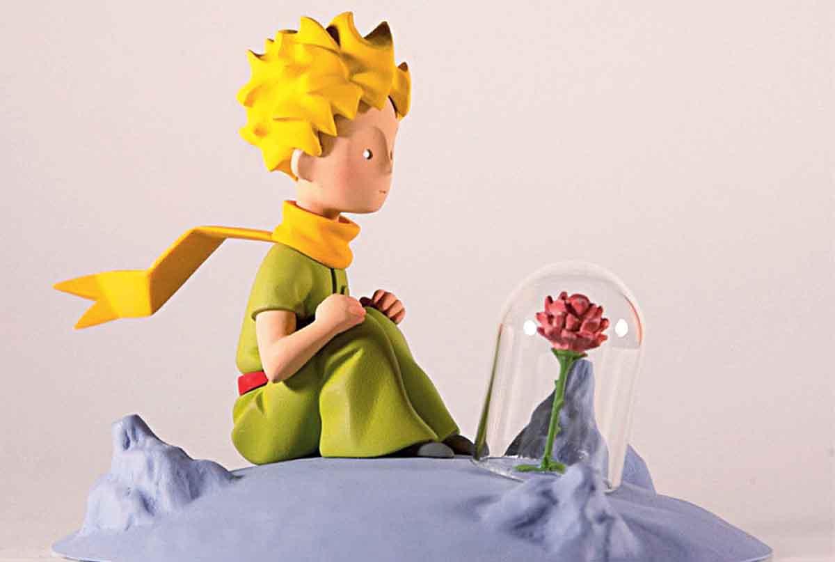 مجسمه شاهزاده کوچولو با گل رزجلوش