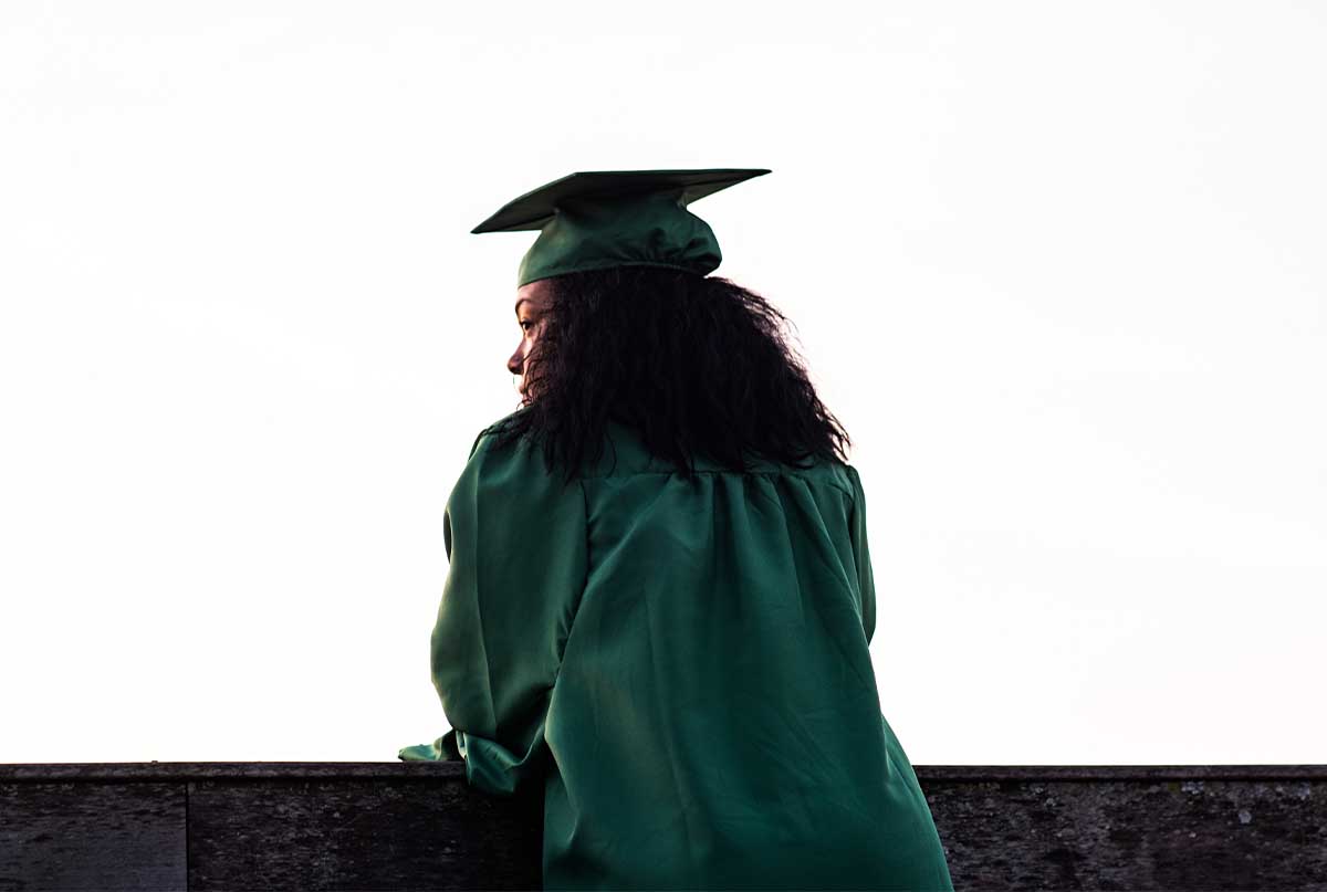 دختر سیاهپوست فارغ التحصیل که کلاه سرشه