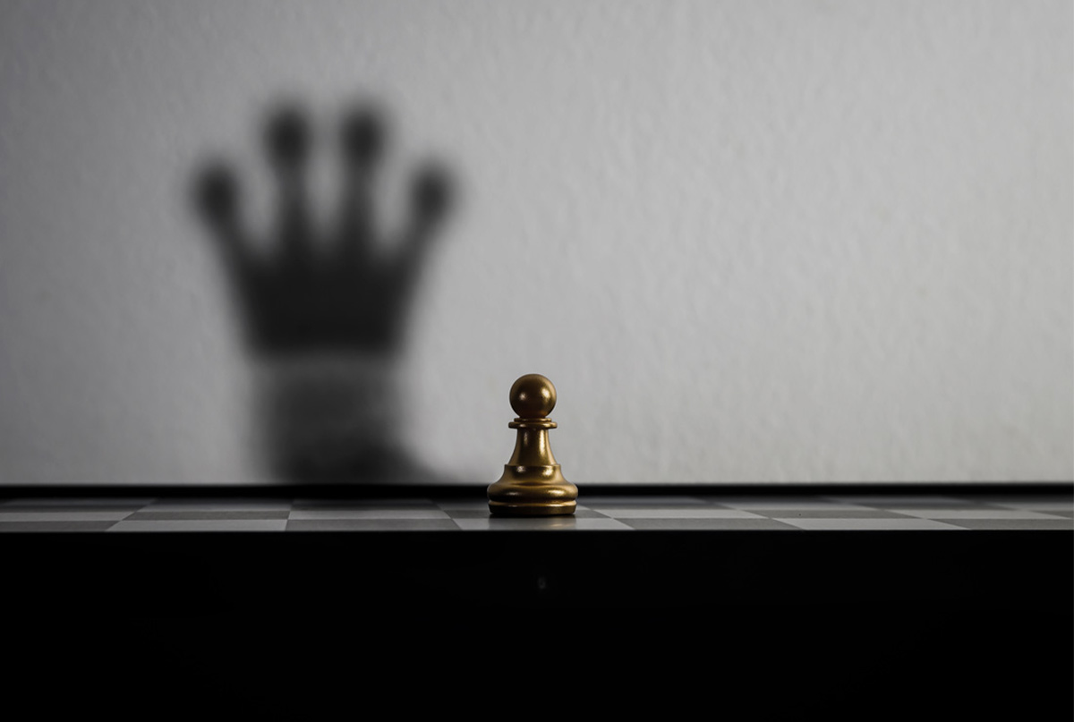 مهره شطرنجی که سیاه اش رو دیوار شبیه تاج پادشاه شده