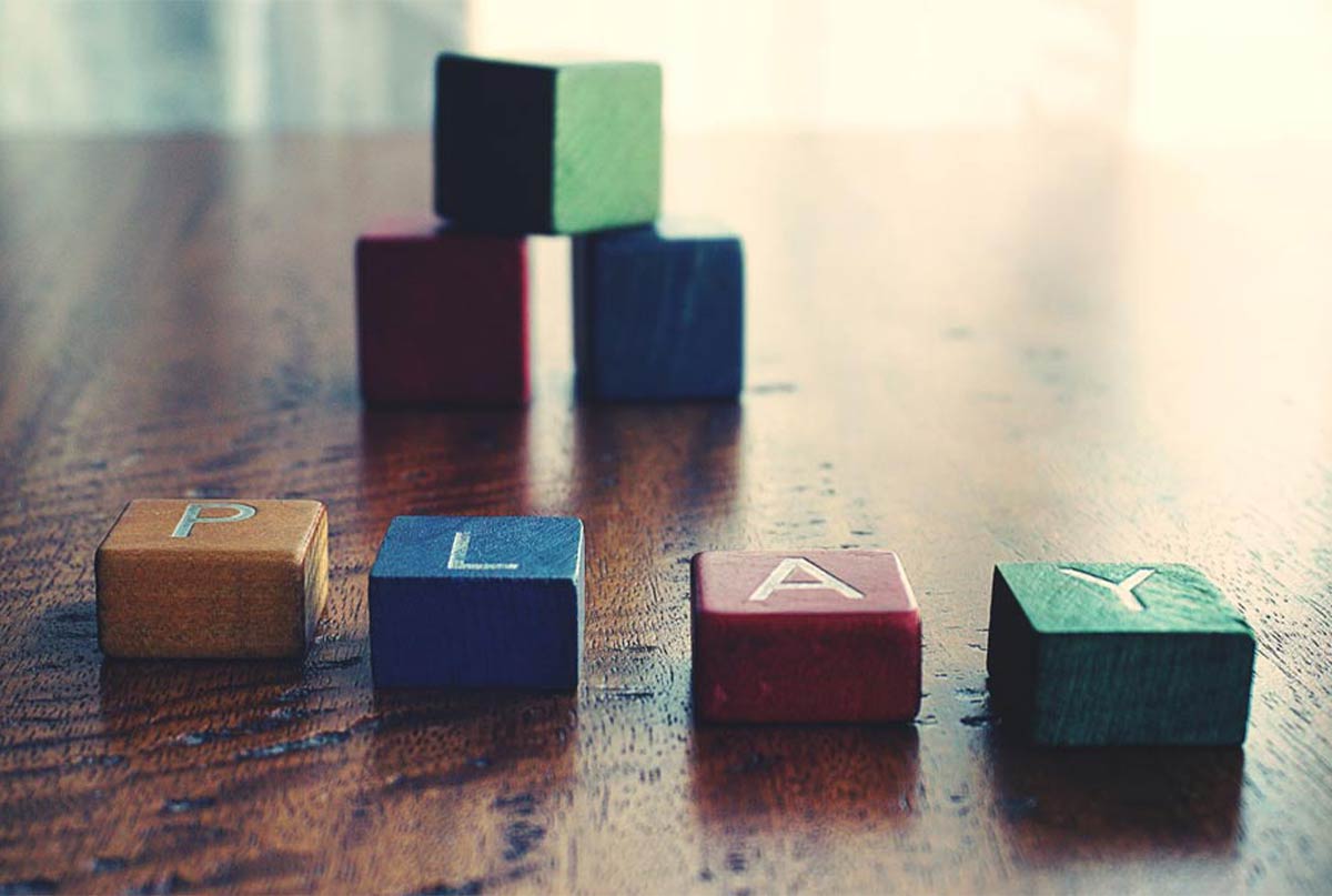 مکعب های رنگی روی میز
