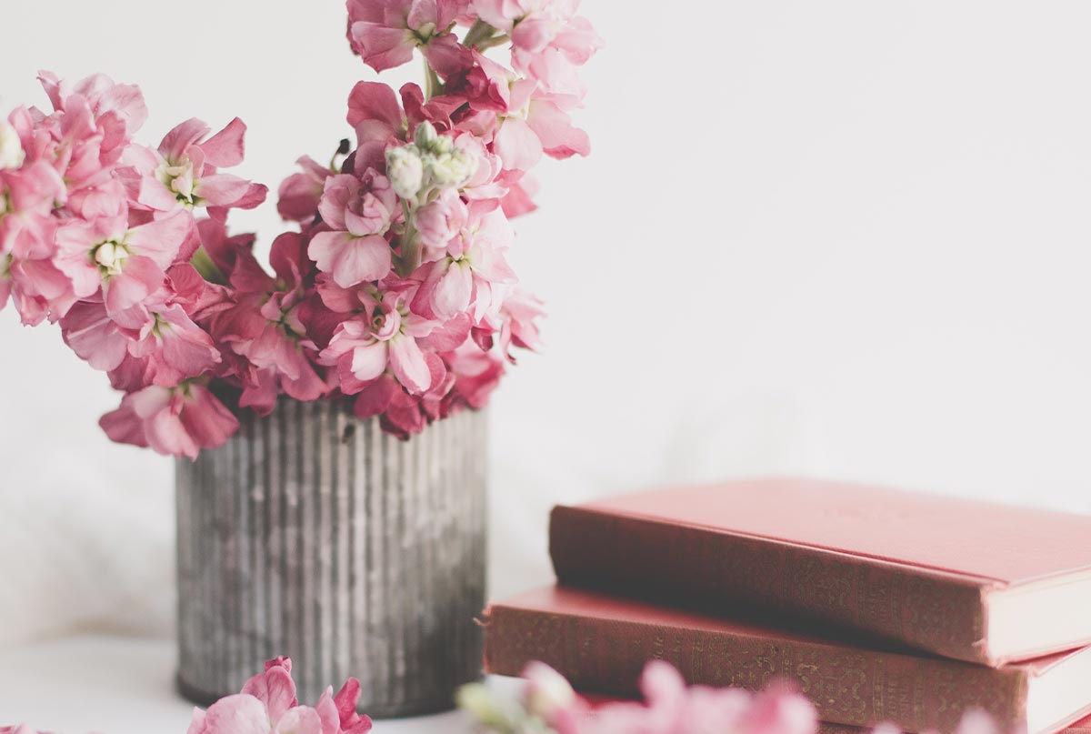 کتاب های صورتی و گل صورتی تو گلدان