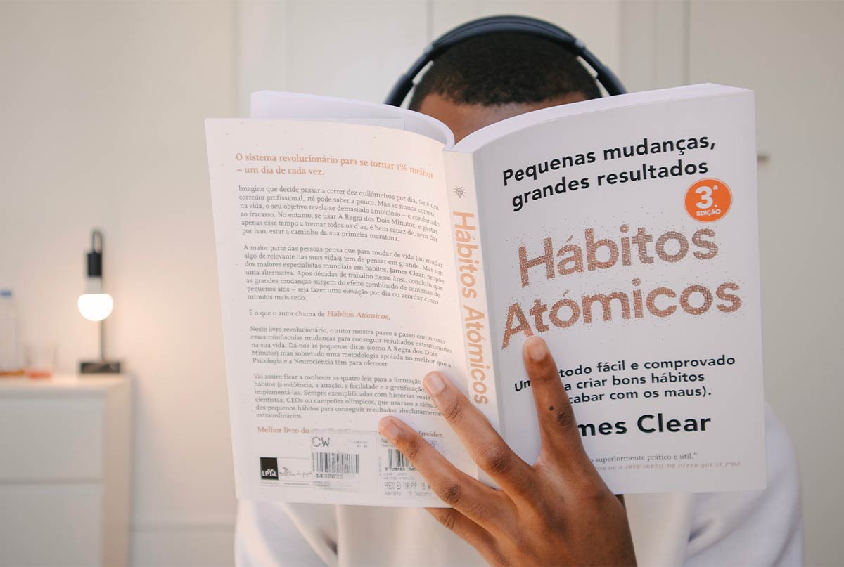 کتاب عادت ها جلو صورت پسر سیاه پوست