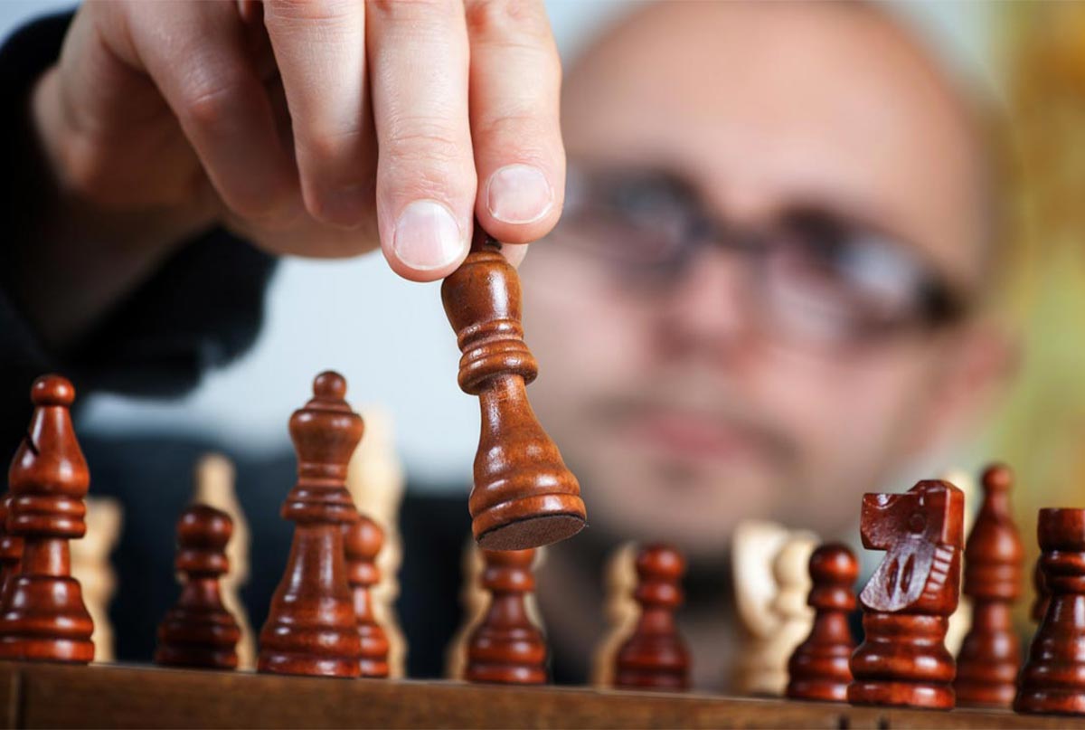 اقای عینکی در حال شطرنج بازی کزدن