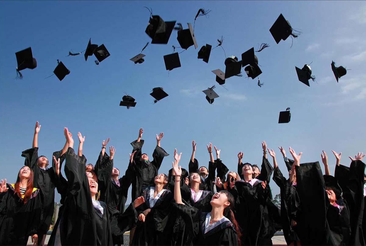 جمعی از فارغ التحصیلان دانشگاه در حال پرت کردن کلاهشون