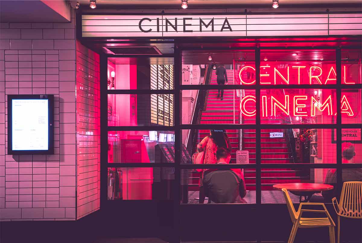 سینما با نور صورتی