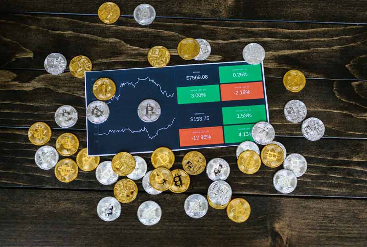 سکه های بیت کوین روی میز