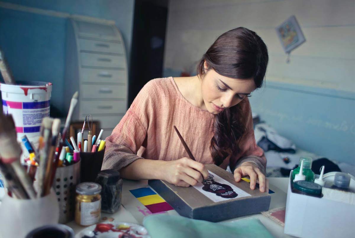 دختری در حال نقاشی