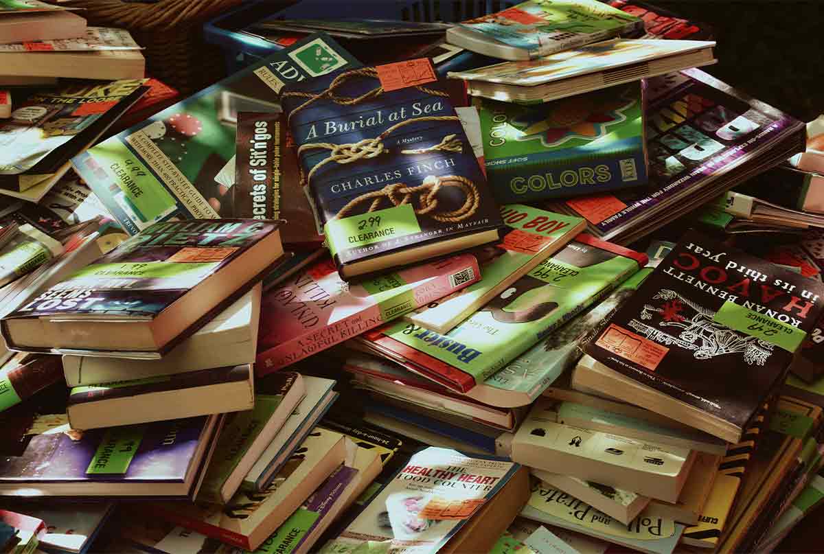 کتاب های زیادی که رو زمین ریخته شده