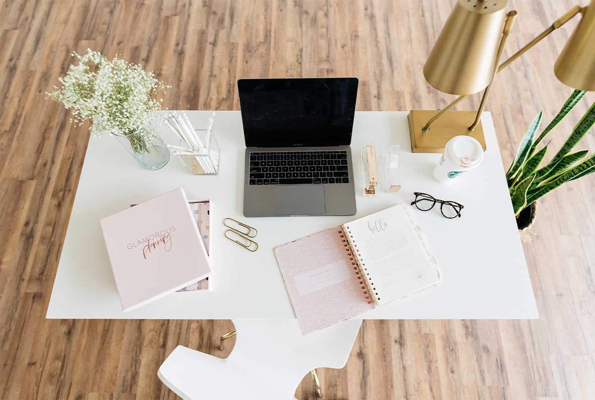 میز کار خوشگلی که روش لپ تاپ و دفتر تو تم نود هستش
