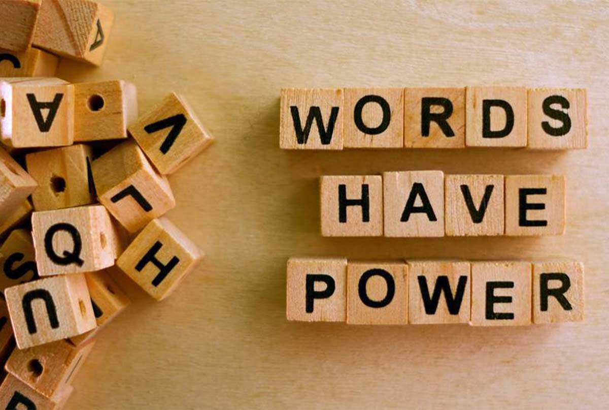 قطعات چوبی که روش نوشتن کلمات قدرت دارن