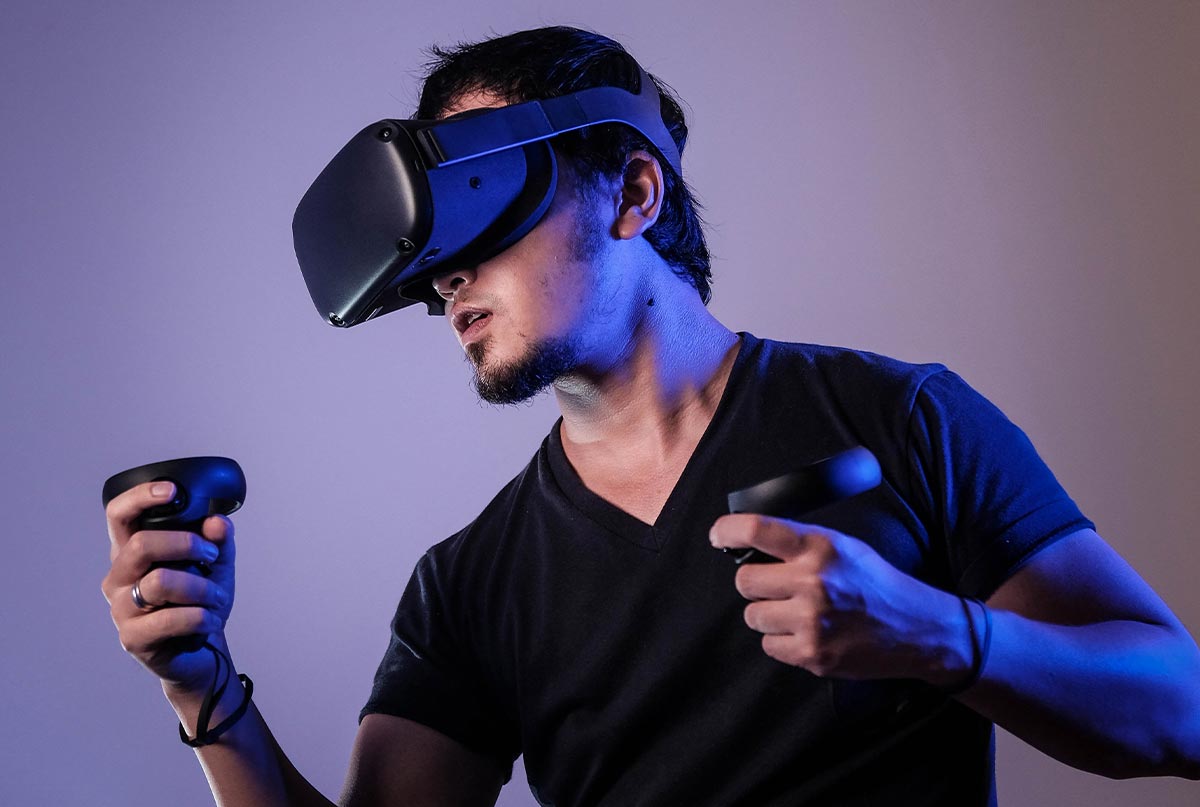 اقایی با عینک واقعیت مجازی