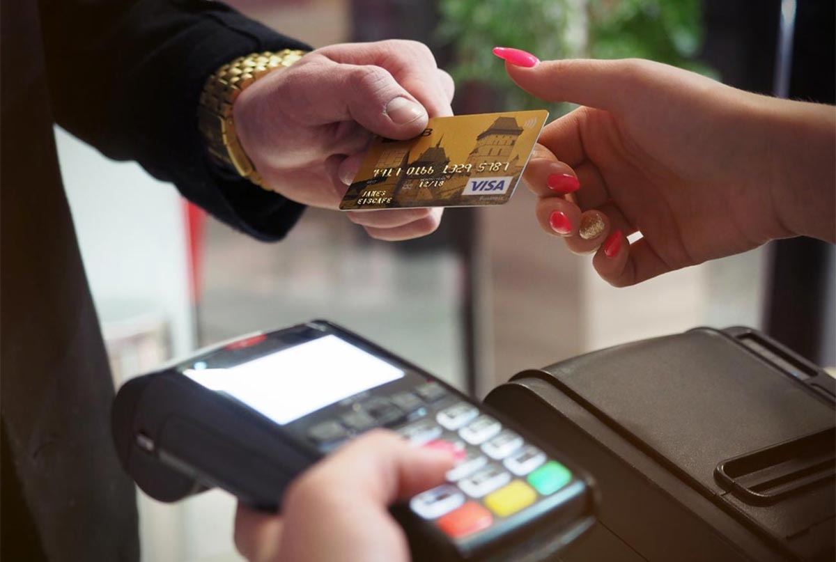 دستگاه پوز و کارت اعتباری بین خریدار و فروشنده