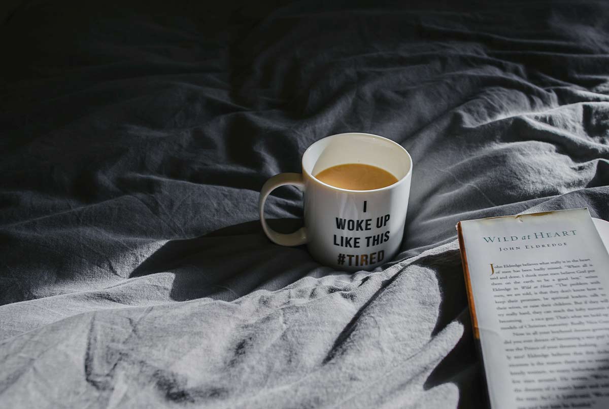 قهوه و دفتر روی رختخواب