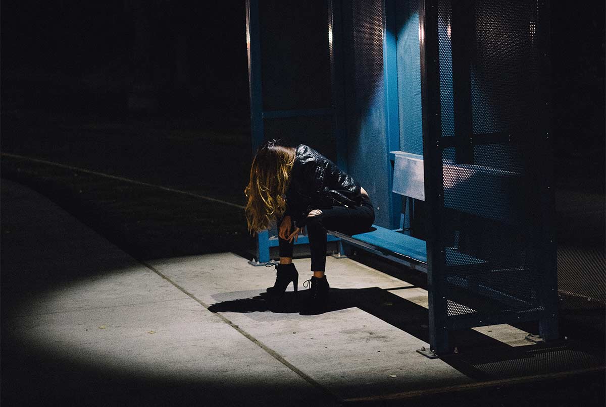 دختری که تنها تو ایستگاه اتوبوس نشسته