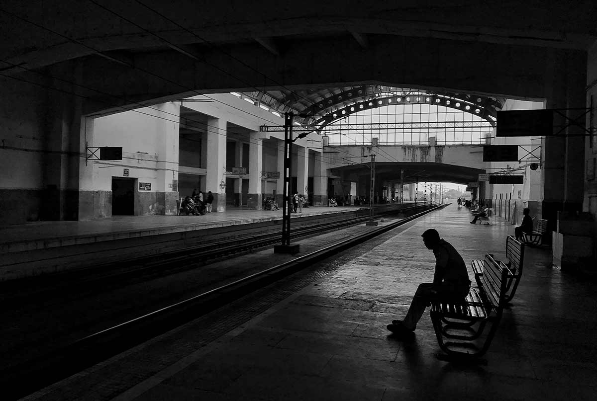 اقایی که تنها نشسته تو ایستگاه