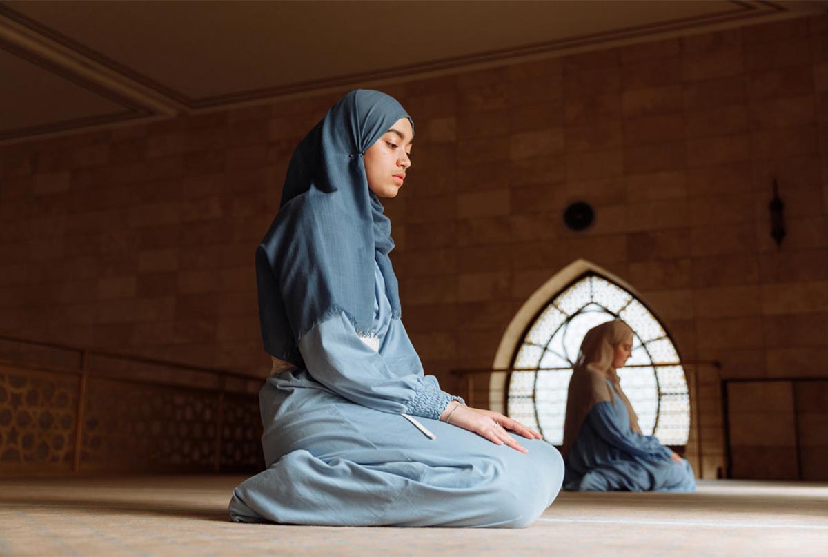 دختری در حال عبادت