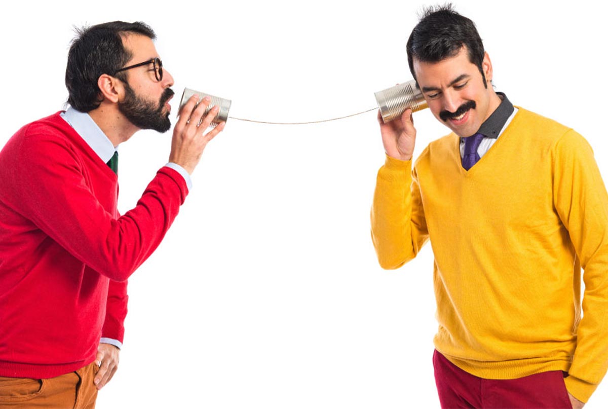 دو اقا که دارن با لیوان تلفنی باهم حرف میزنن