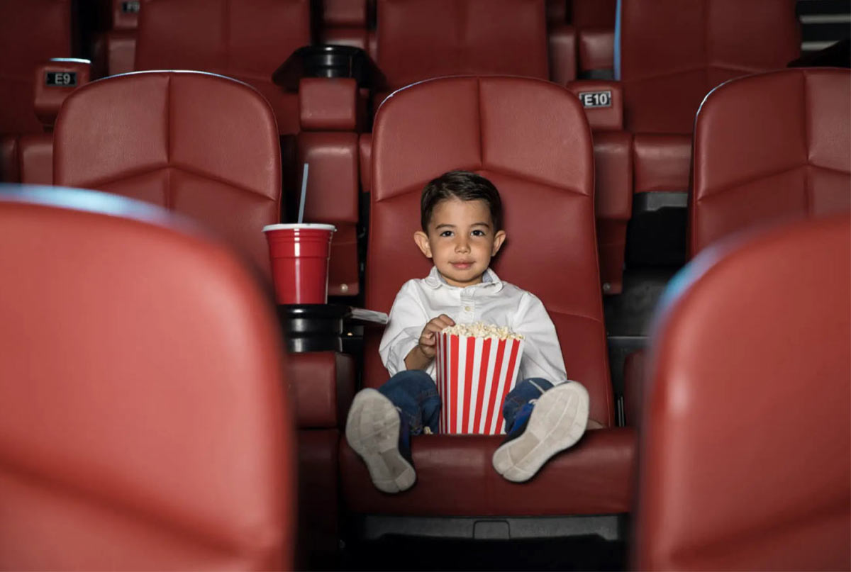 پسری که تو سینما نشسته