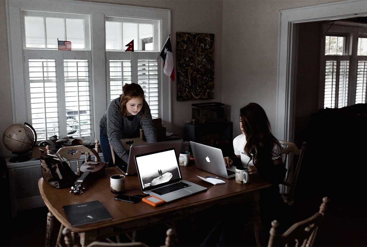 خانم ها در حال کار با لپ تاپ