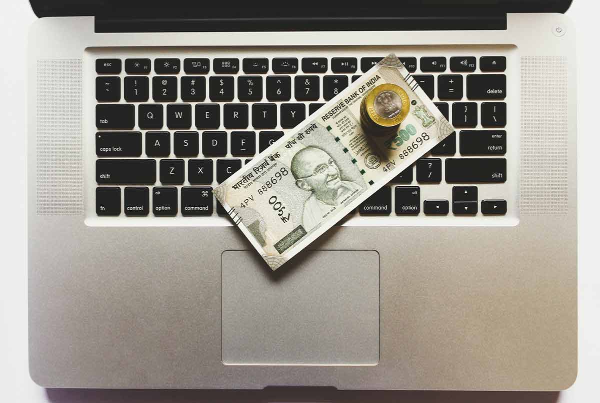لپ تاپ و دلار
