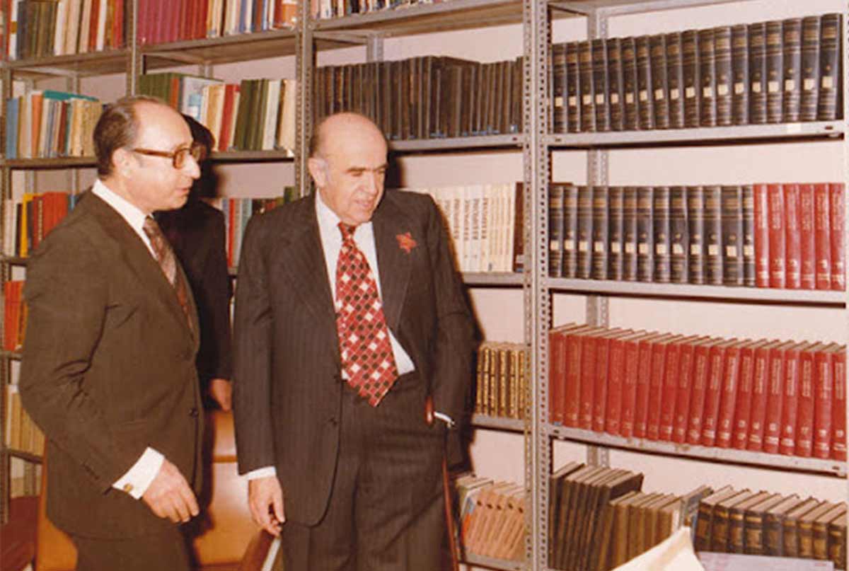 شجاع الدین شفا به همراه همکارش در کتابخانه