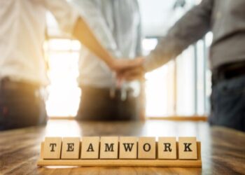 مدیران موفق در حال هدایت و ایجاد تیم‌های وفادار