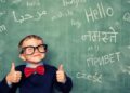 کودک در حال تمرین زبان دوم