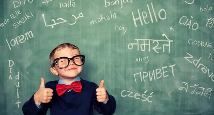 کودک در حال تمرین زبان دوم